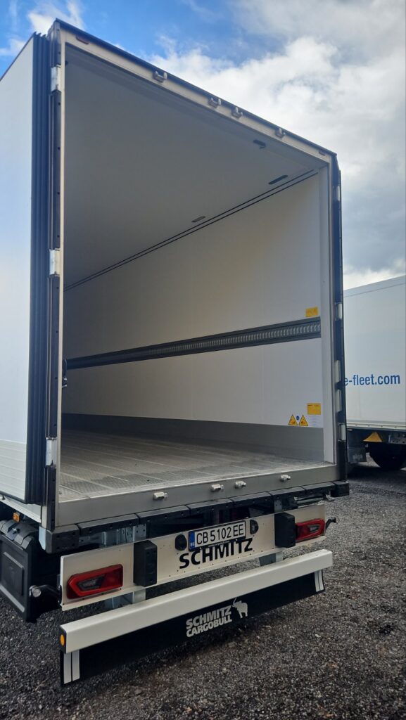 Отворено хладилно ремарке Schmitz Cargobull с двуетажна структура за температурно контролиран транспорт