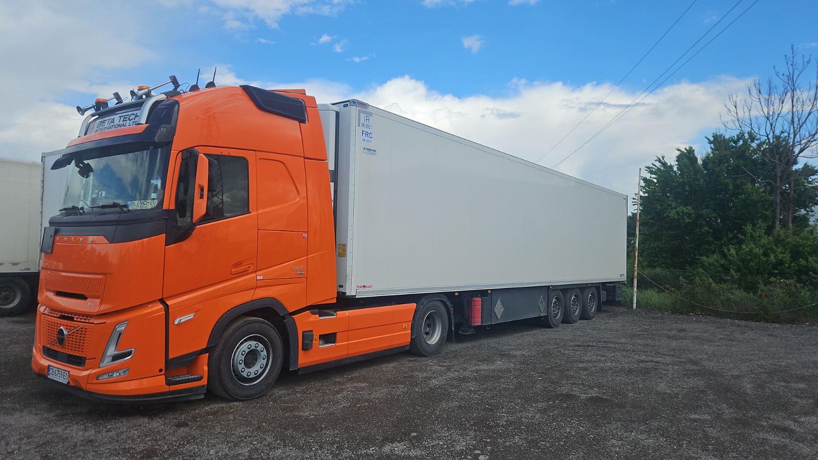 Влекач Volvo FH 500 с хладилно ремарке за хладилен транспорт на чувствителни товари в Европа