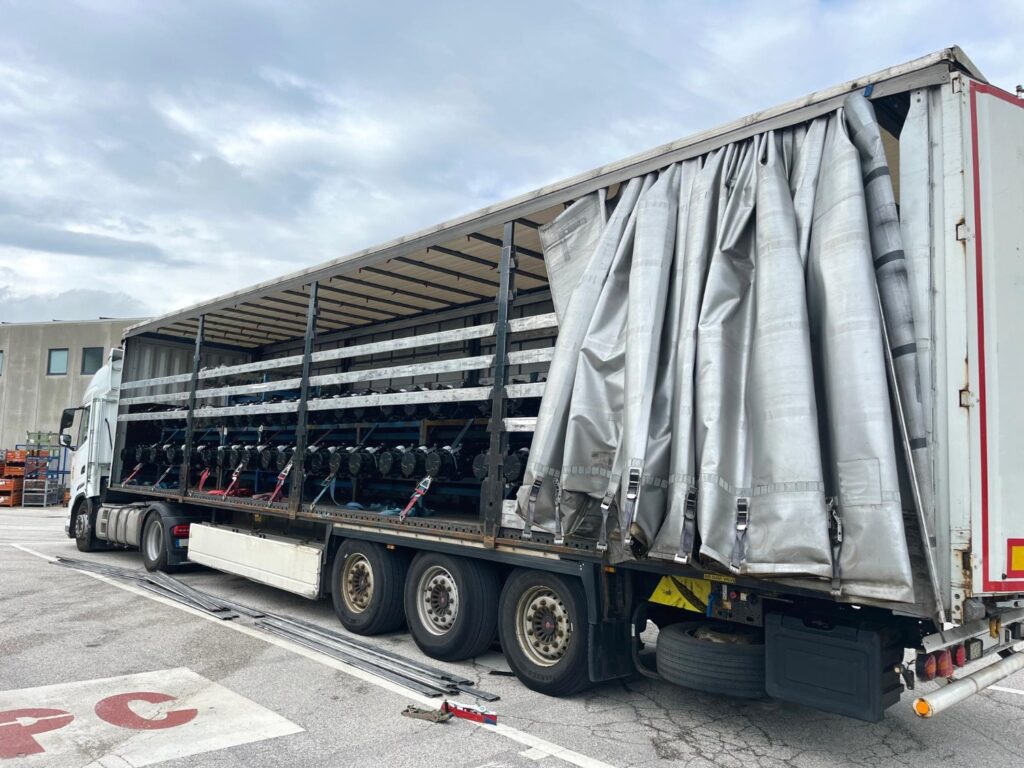 Tarpaulin trailer side loading, an advantage over box trailers